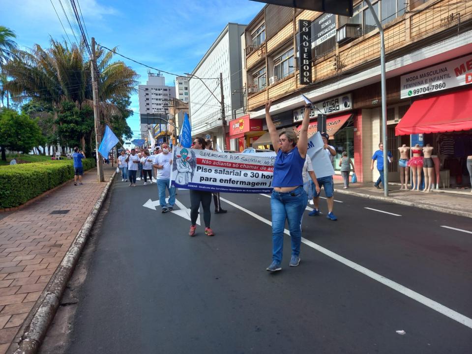 Foto 5 de 5 — Enfermagem reivindica piso salarial da classe durante manifestação em Araraquara